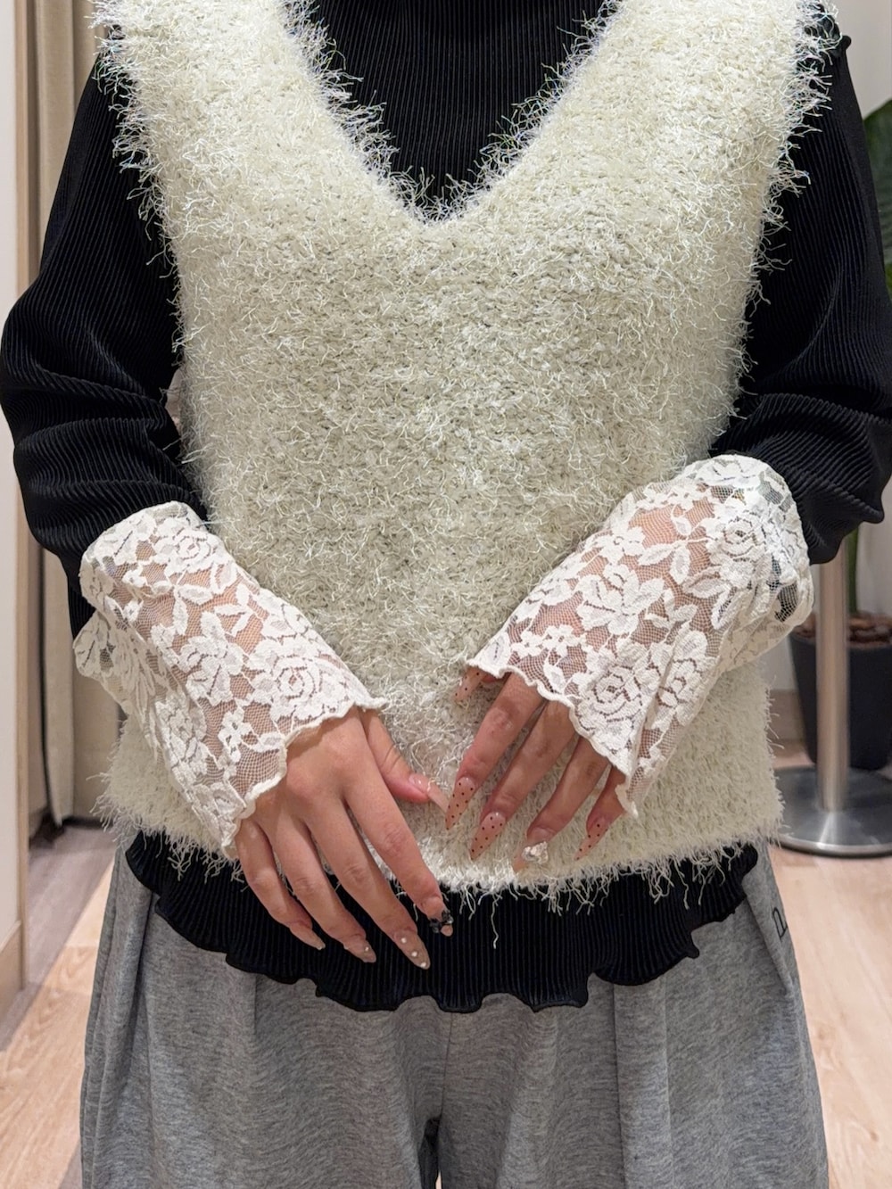 グレー系のその他パンツ、ホワイト系のニット/セーター、ホワイト系のTシャツ/カットソーを着用したレディースの春コーディネートの6枚目の写真