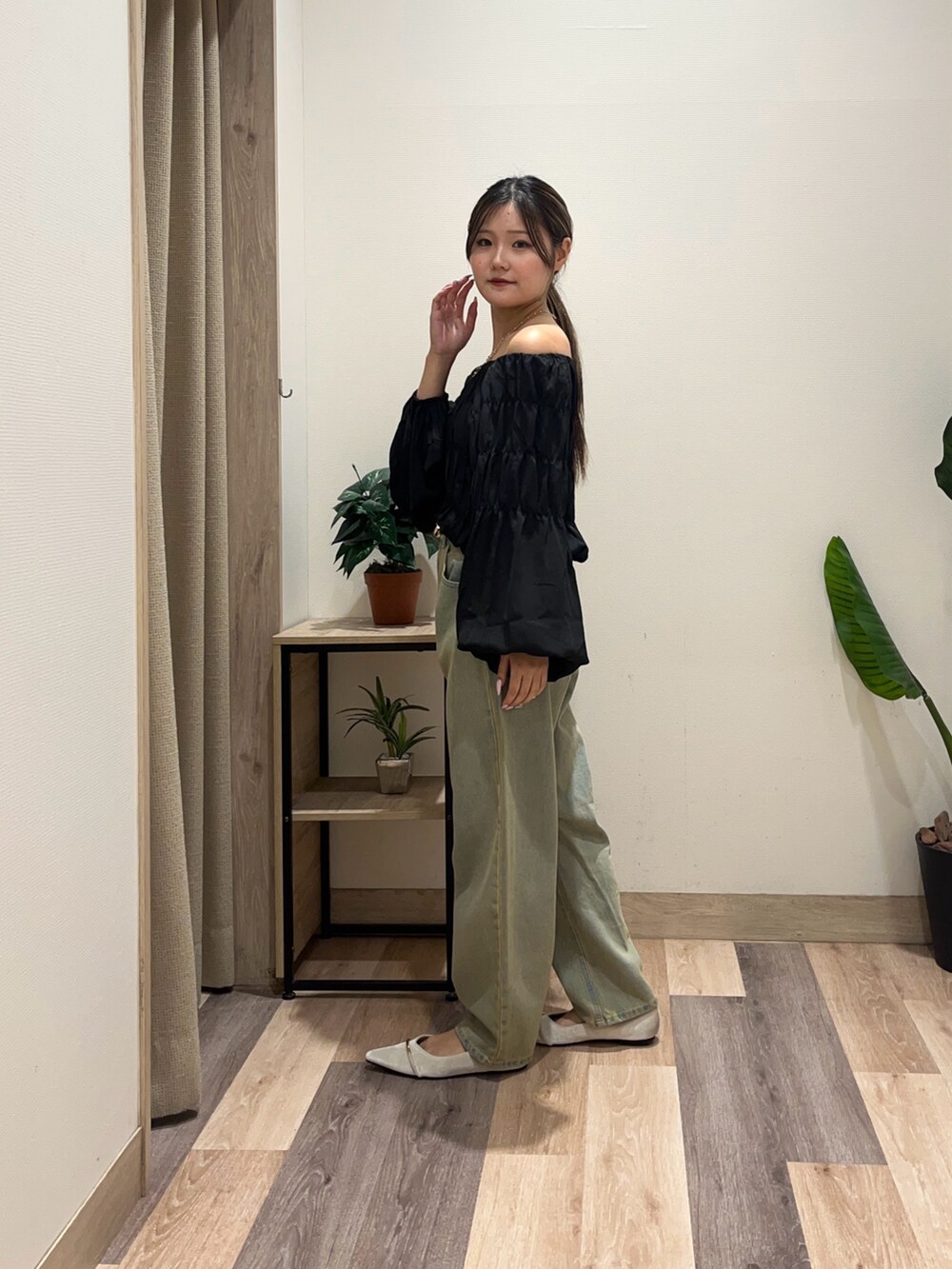 ホワイト系のパンプス、ブルー系のデニムパンツ、ブラック系のシャツ/ブラウスを着用したレディースの秋コーディネートの5枚目の写真