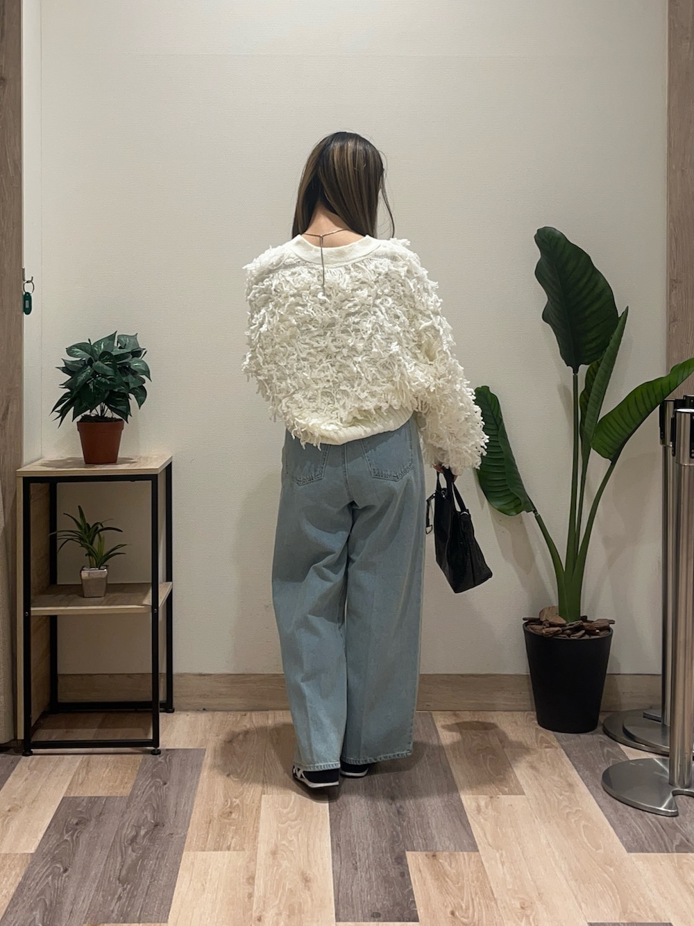 ブルー系のその他パンツ、ホワイト系のカーディガン/ボレロを着用したレディースの秋コーディネートの4枚目の写真