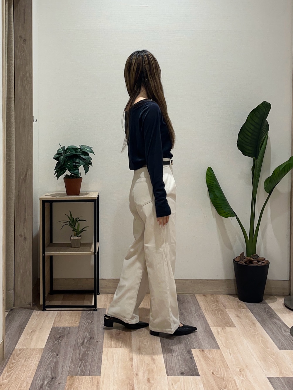 ホワイト系のその他パンツ、ブルー系のTシャツ/カットソー、ブラック系のベルトを着用したレディースの秋コーディネートの3枚目の写真