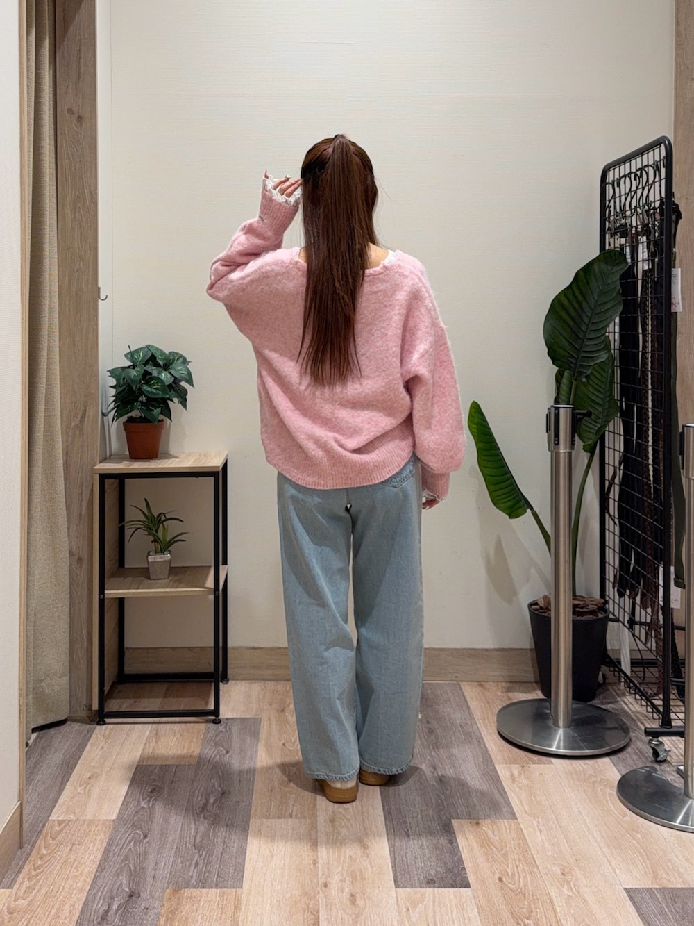 ピンク系のニット/セーター、ブルー系のその他パンツ、ブラック系のベルトを着用したレディースの冬コーディネートの3枚目の写真