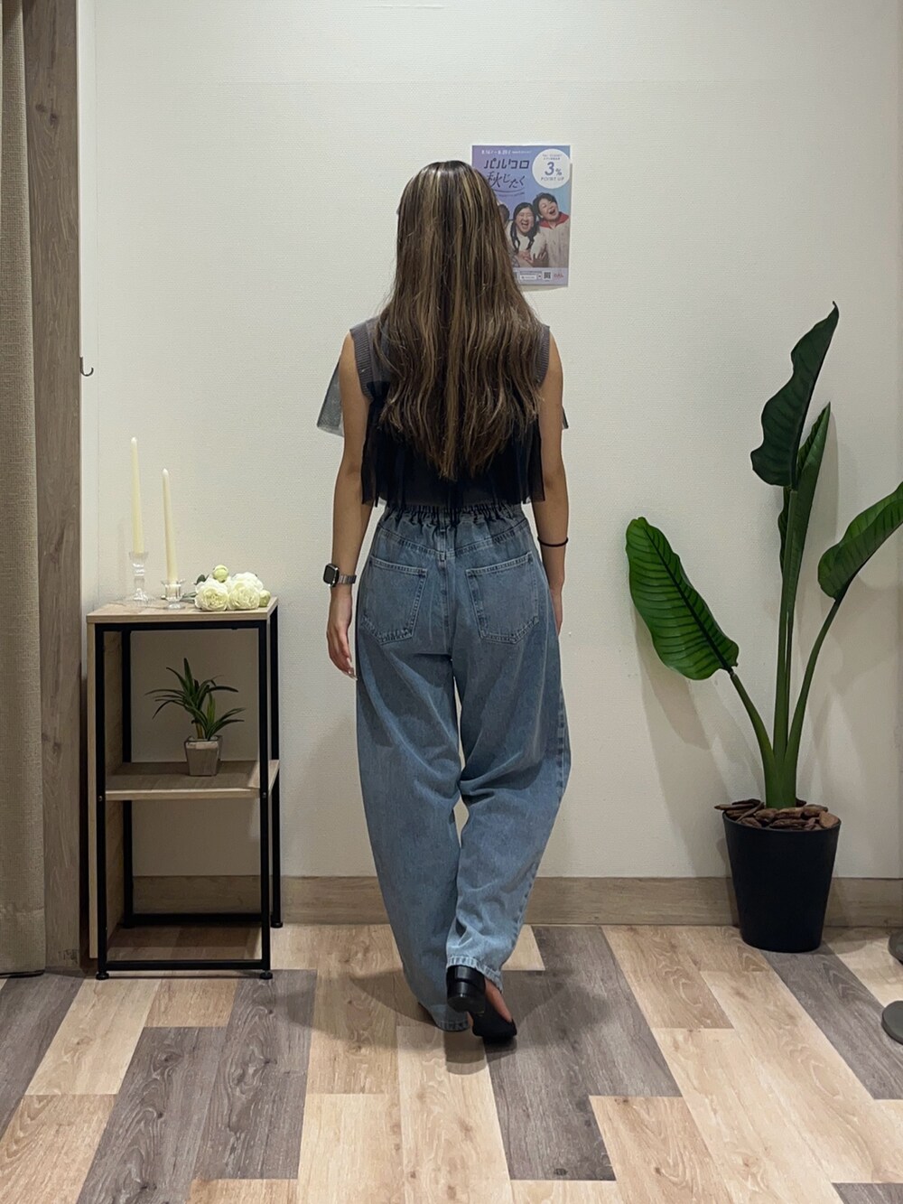 ブルー系のデニムパンツ、グレー系のニット/セーターを着用したレディースの秋コーディネートの3枚目の写真