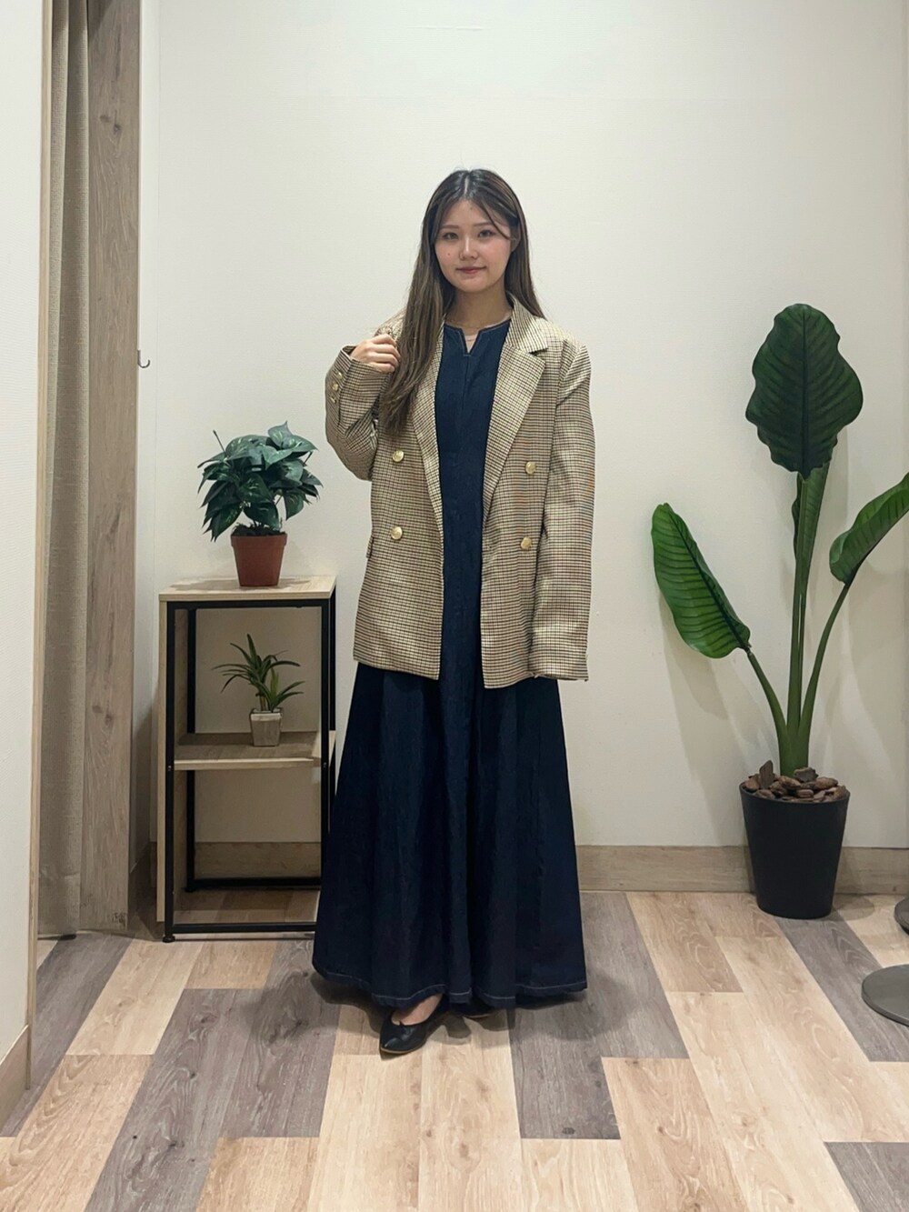 ブルー系のワンピース、ベージュ系のテーラードジャケットを着用したレディースの秋コーディネートの2枚目の写真