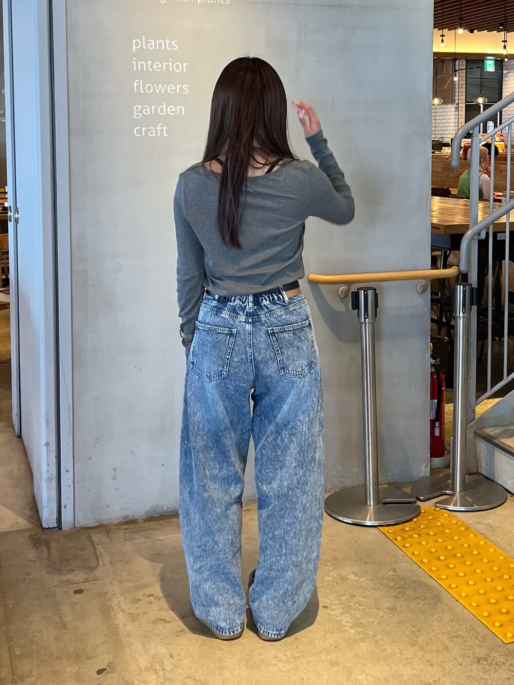 グレー系のTシャツ/カットソー、ブルー系のその他パンツ、ブラック系のベルトを着用したレディースの夏コーディネートの5枚目の写真