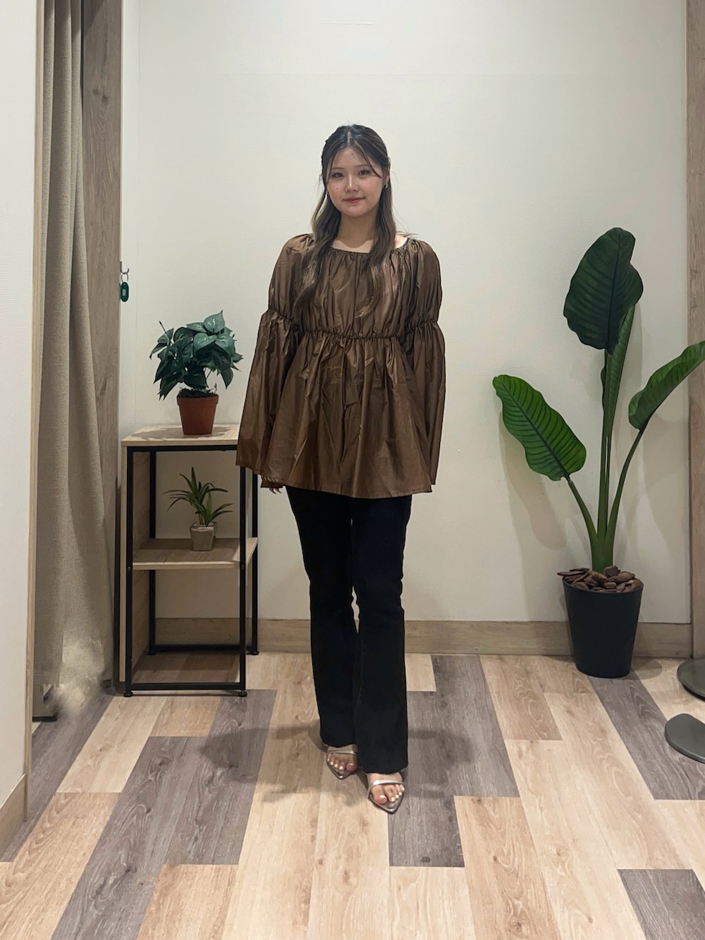 ブラウン系のシャツ/ブラウス、ブラック系のその他パンツを着用したレディースの秋コーディネートの2枚目の写真