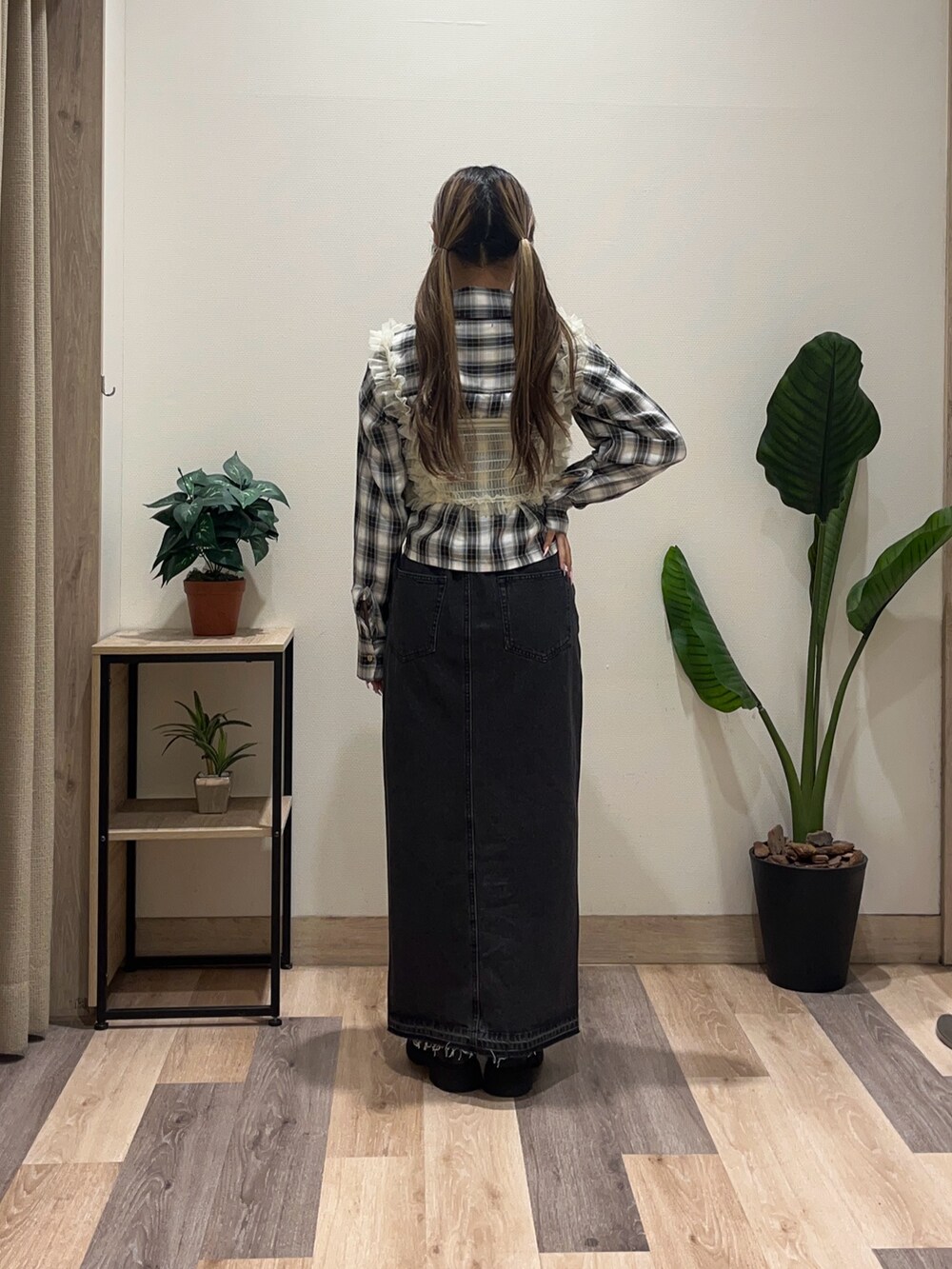 ブラック系のスカート、ブラック系のシャツ/ブラウス、ブラック系のブーツを着用したレディースの秋コーディネートの4枚目の写真