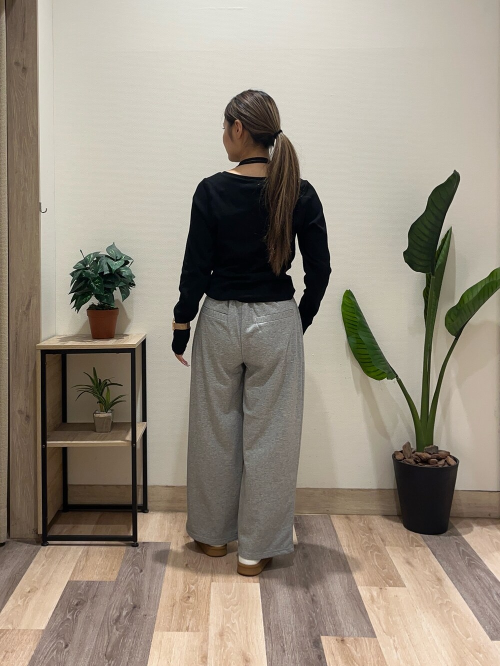 ブラック系のTシャツ/カットソー、グレー系のその他パンツを着用したレディースの秋コーディネートの3枚目の写真