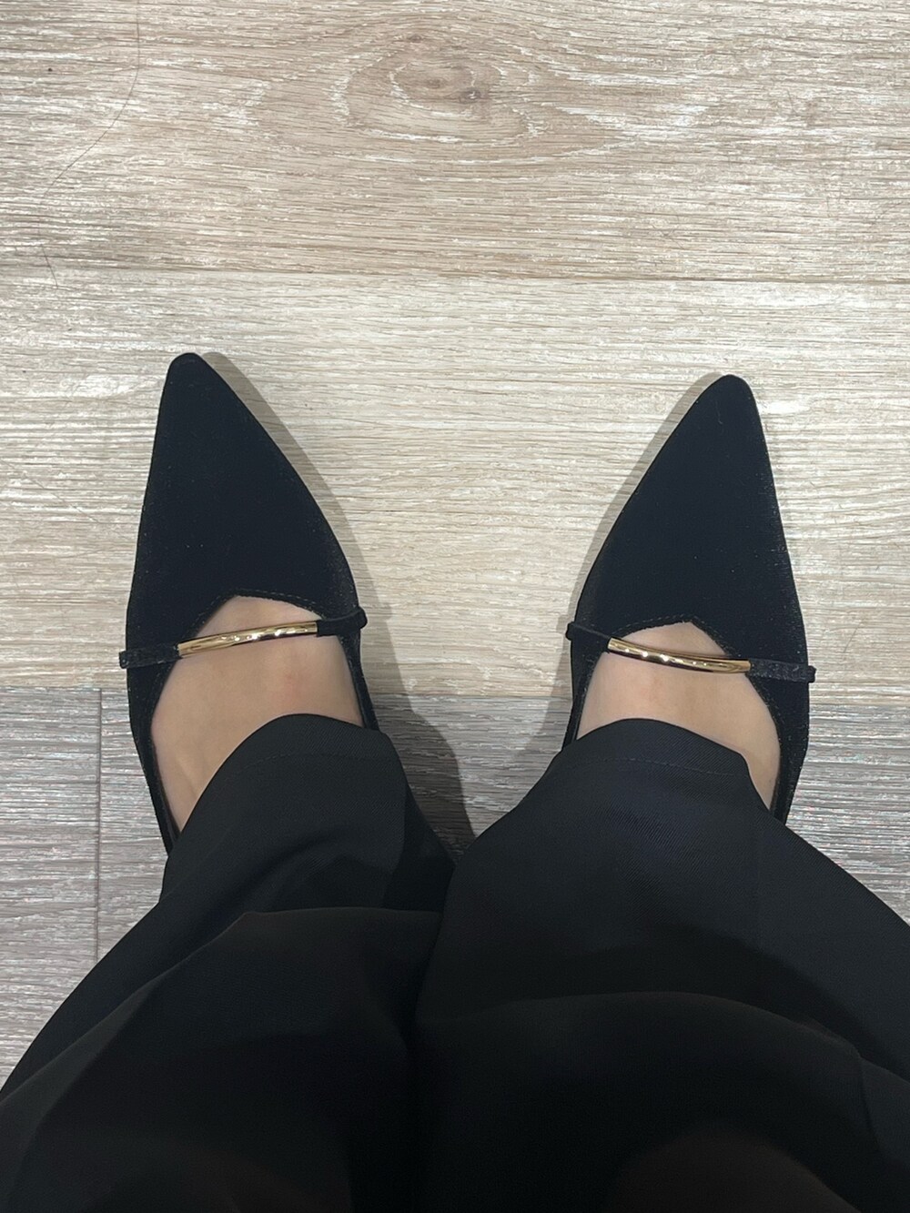 ブラック系のスラックス、ホワイト系のニット/セーター、ブラック系のTシャツ/カットソーを着用したレディースの秋コーディネートの5枚目の写真