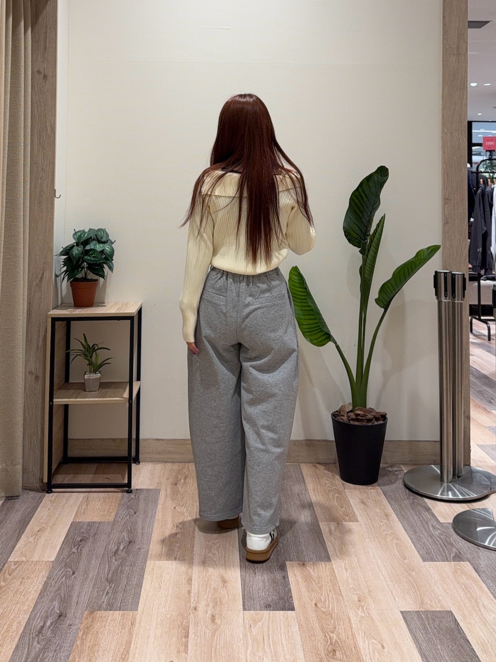 グレー系のその他パンツ、ホワイト系のニット/セーターを着用したレディースの冬コーディネートの3枚目の写真