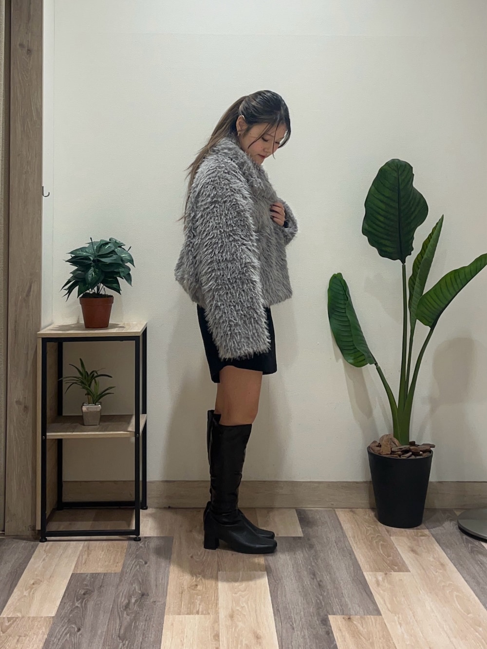 ホワイト系のニット/セーター、グレー系のブルゾン、ブラック系のブーツを着用したレディースの秋コーディネートの3枚目の写真