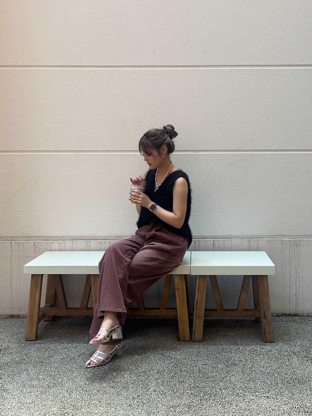 ブラウン系のその他パンツ、ホワイト系のニット/セーターを着用したレディースの夏コーディネートの6枚目の写真