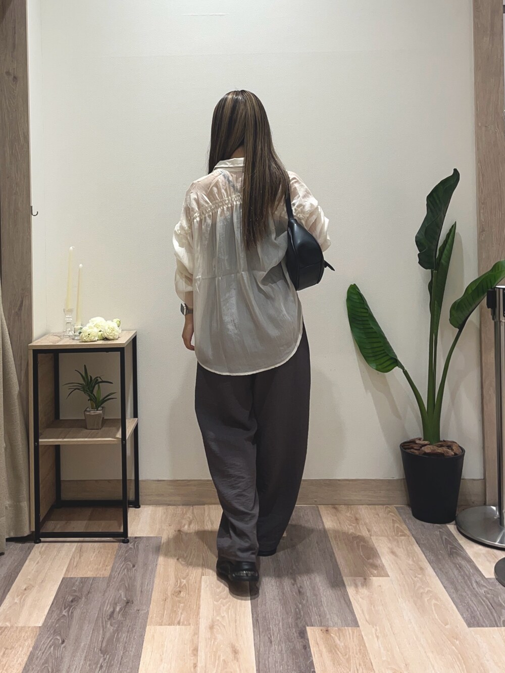 ホワイト系のシャツ/ブラウス、ブラック系のボストンバッグ、グレー系のつなぎ/オールインワンを着用したレディースの夏コーディネートの4枚目の写真