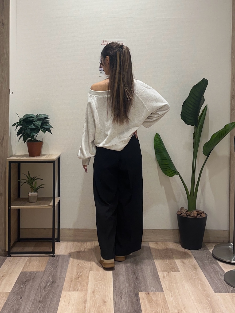 ブラック系のスラックス、グレー系のTシャツ/カットソーを着用したレディースの秋コーディネートの4枚目の写真