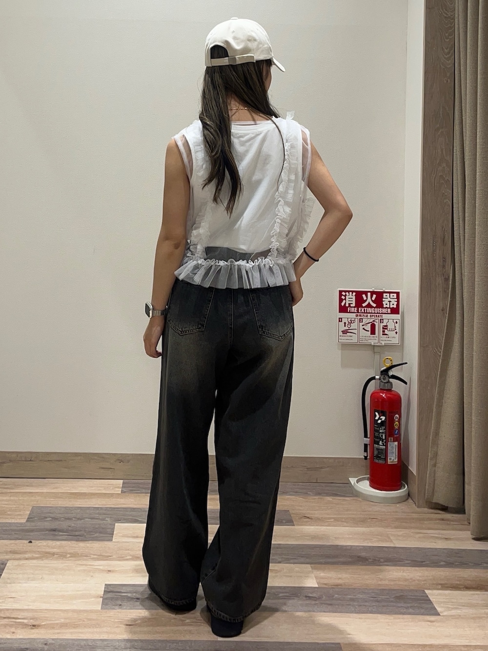 ブラック系のその他パンツ、ホワイト系のTシャツ/カットソーを着用したレディースの夏コーディネートの3枚目の写真