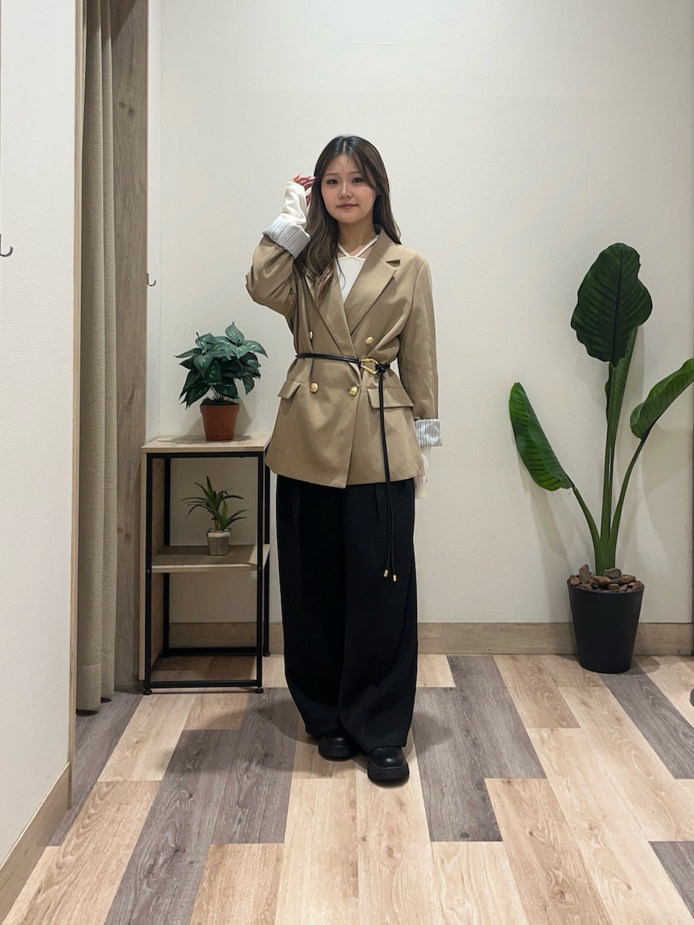 ベージュ系のテーラードジャケット、ホワイト系のTシャツ/カットソー、ブラック系のスラックスを着用したレディースの秋コーディネートの2枚目の写真