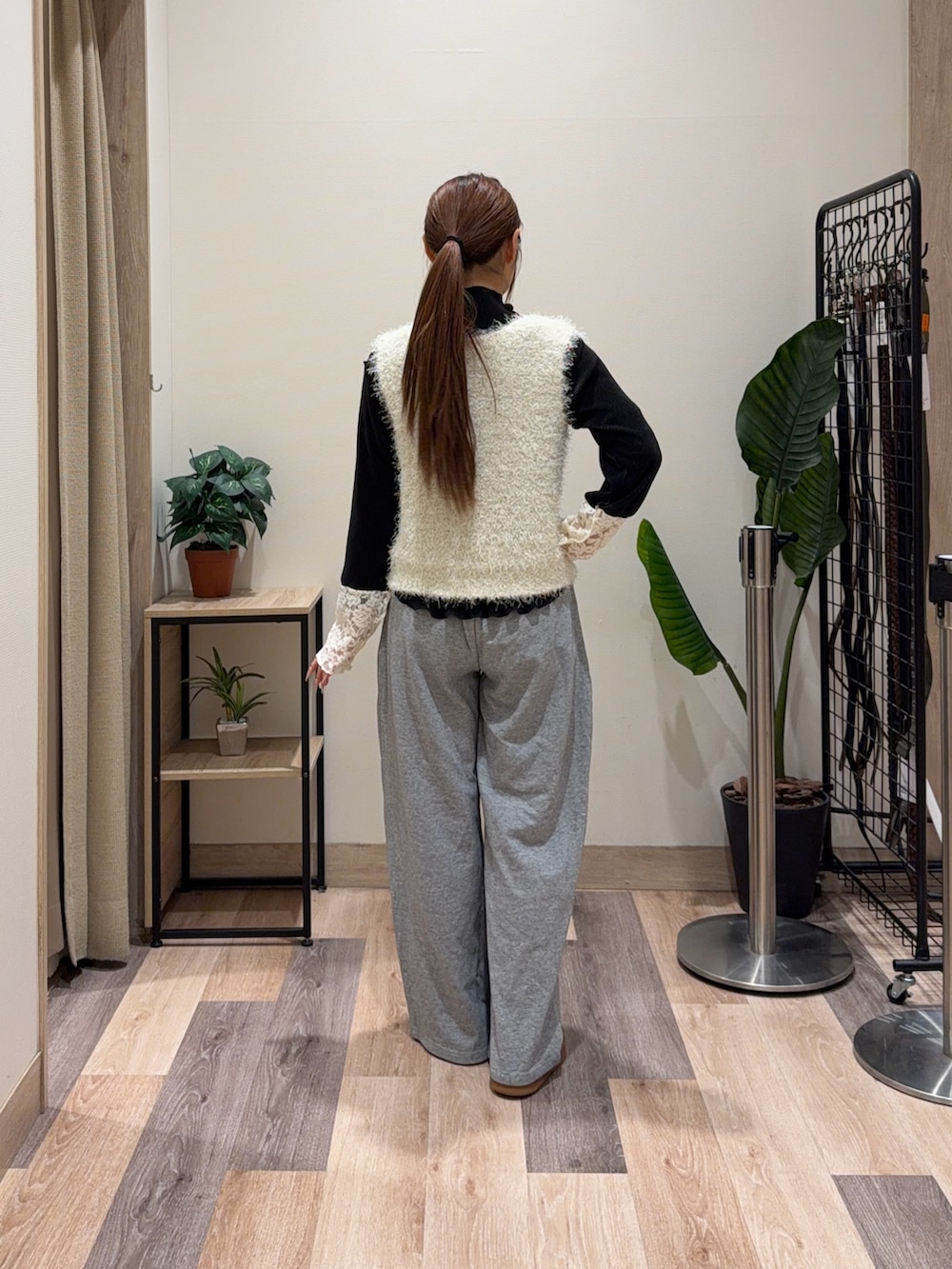 グレー系のその他パンツ、ホワイト系のニット/セーター、ホワイト系のTシャツ/カットソーを着用したレディースの春コーディネートの4枚目の写真