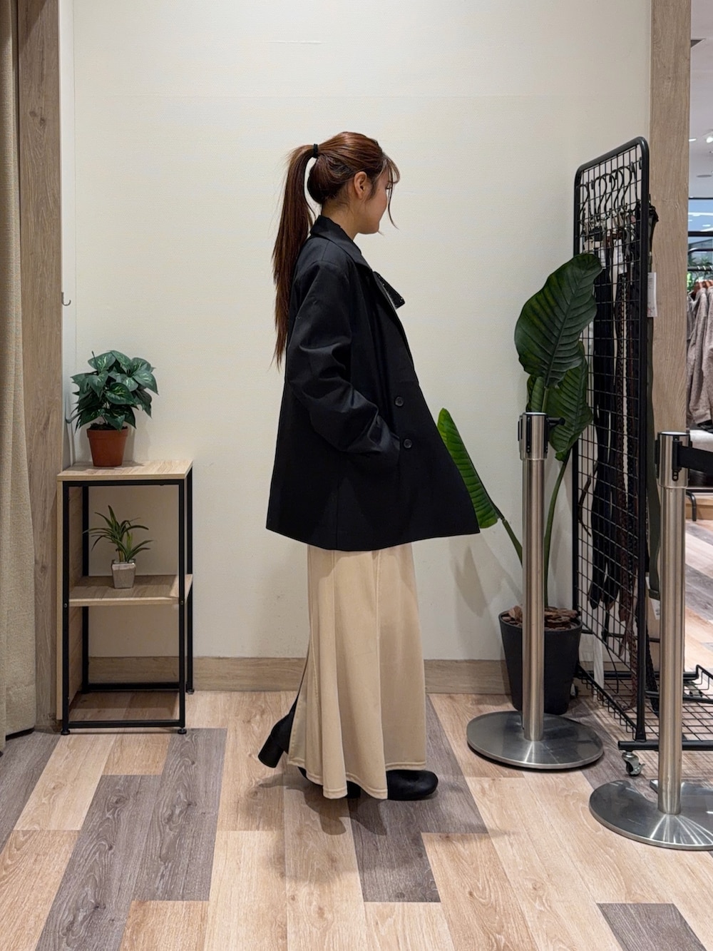 ホワイト系のスカート、ホワイト系のニット/セーター、ブラック系のブーツを着用したレディースの冬コーディネートの2枚目の写真