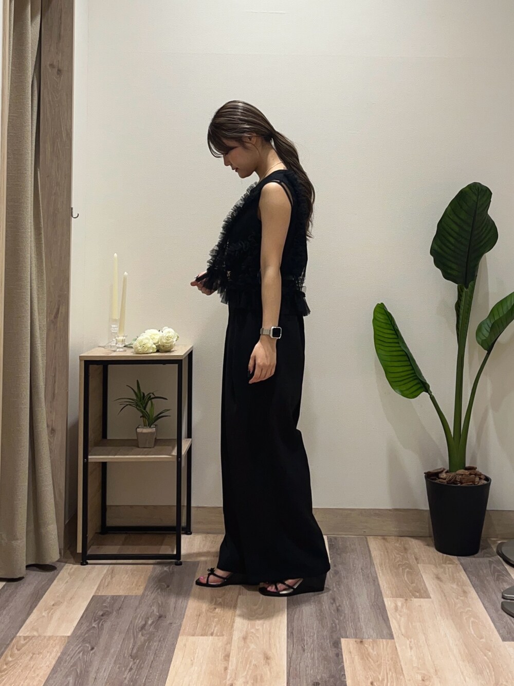 ブラック系のスラックス、ブラック系のTシャツ/カットソー、ブラック系のベルトを着用したレディースの夏コーディネートの4枚目の写真
