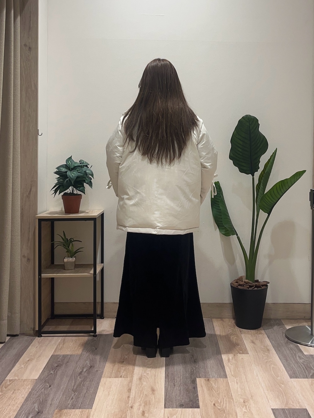 ブラック系のスカート、ブラック系のブーツ、グレー系のニット/セーターを着用したレディースの冬コーディネートの4枚目の写真