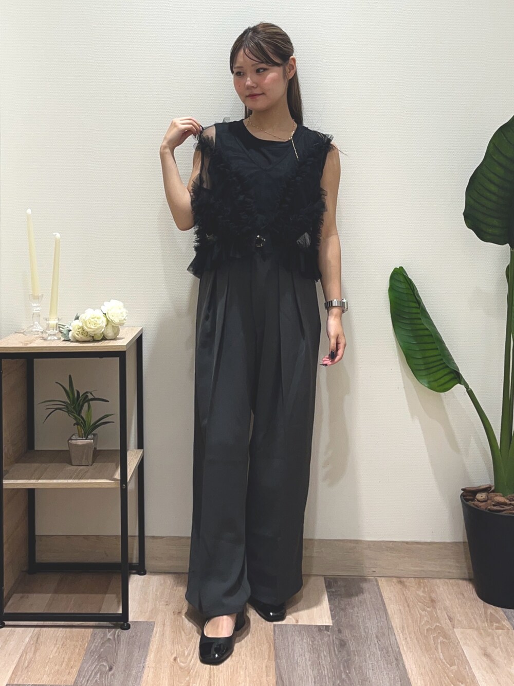 グレー系のスラックス、ブラック系のTシャツ/カットソー、ブラック系のベルトを着用したレディースの夏コーディネートの2枚目の写真