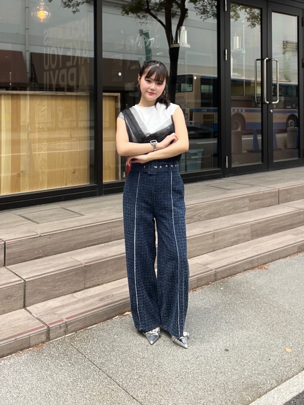 ホワイト系のTシャツ/カットソー、ブルー系のその他パンツを着用したレディースの春コーディネートの3枚目の写真