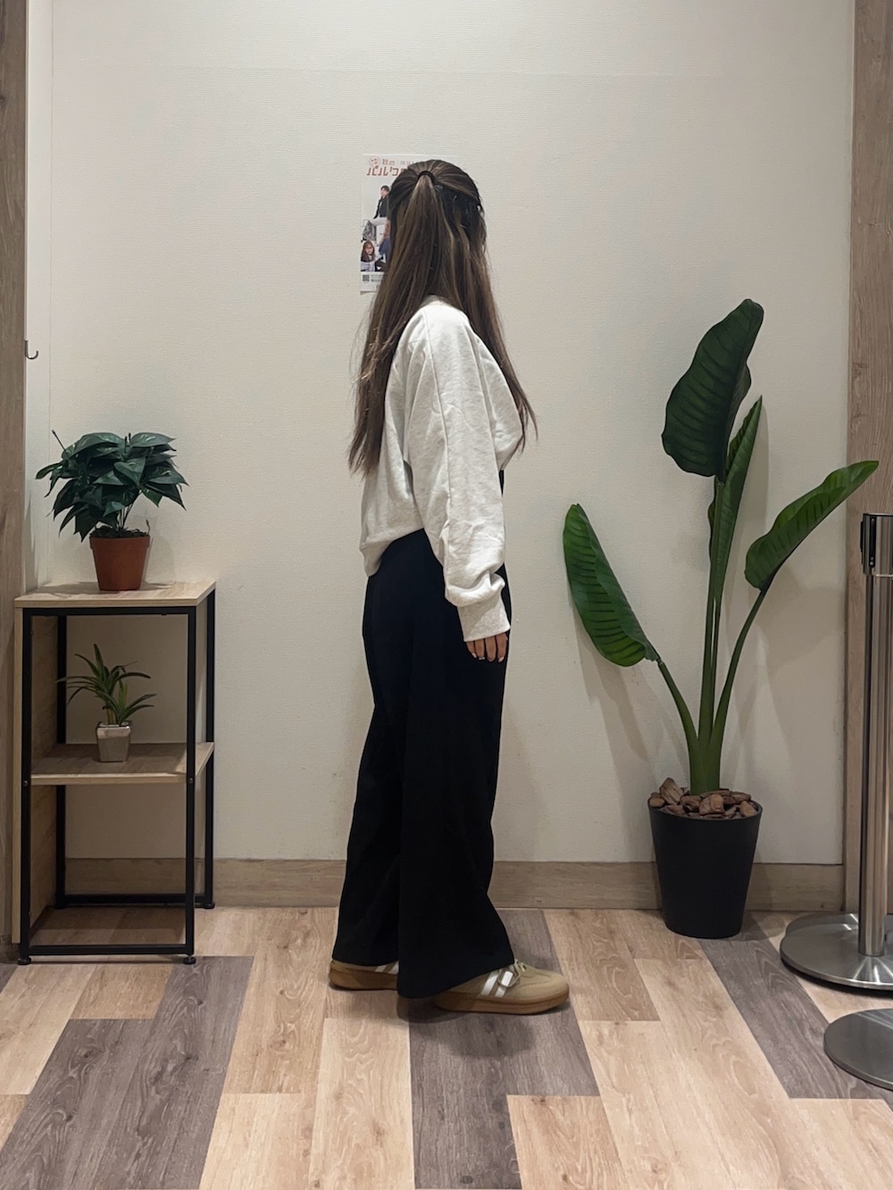 ブラック系のスラックス、グレー系のTシャツ/カットソーを着用したレディースの秋コーディネートの3枚目の写真