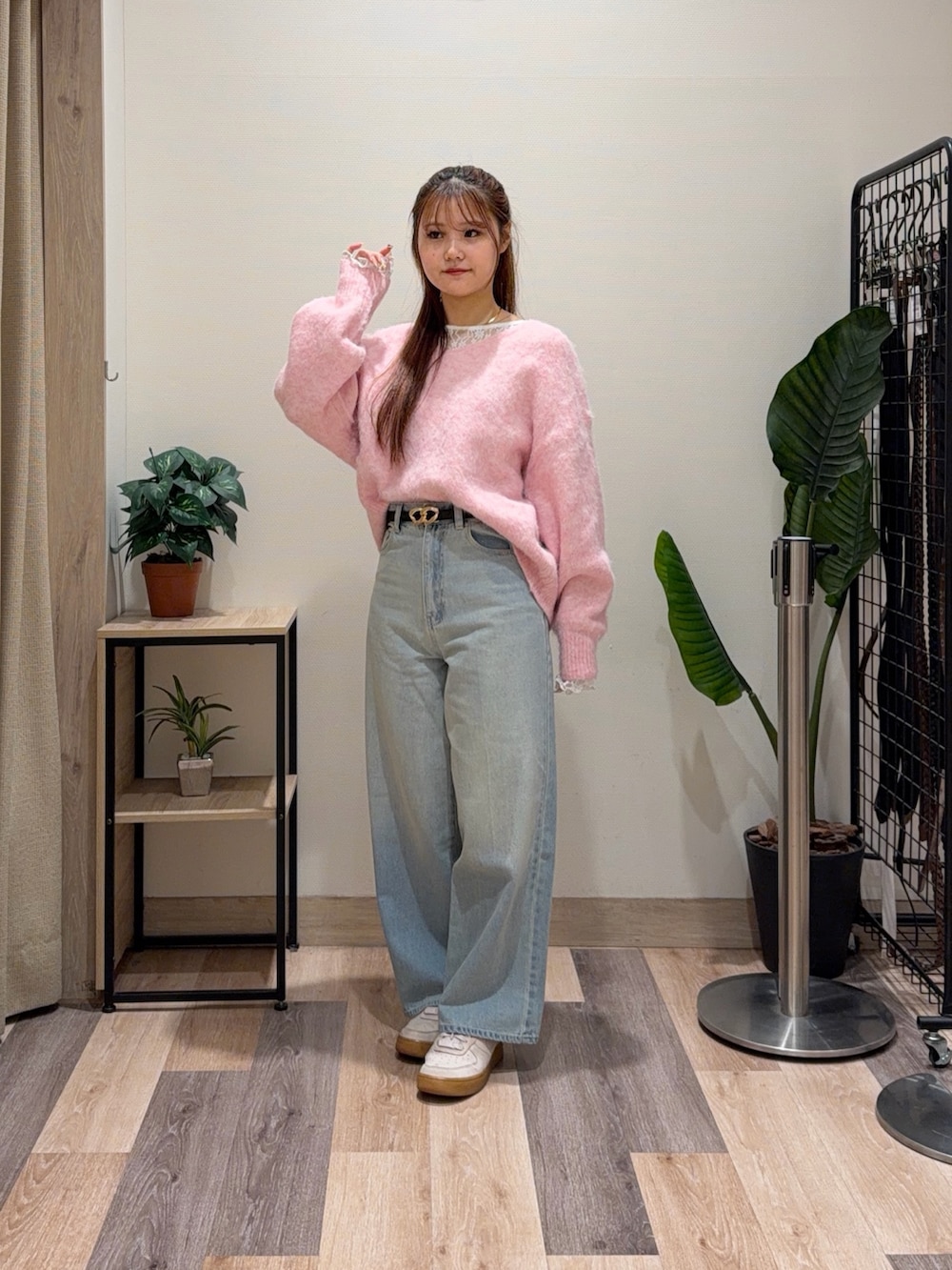 ピンク系のニット/セーター、ブルー系のその他パンツ、ブラック系のベルトを着用したレディースの冬コーディネートの4枚目の写真