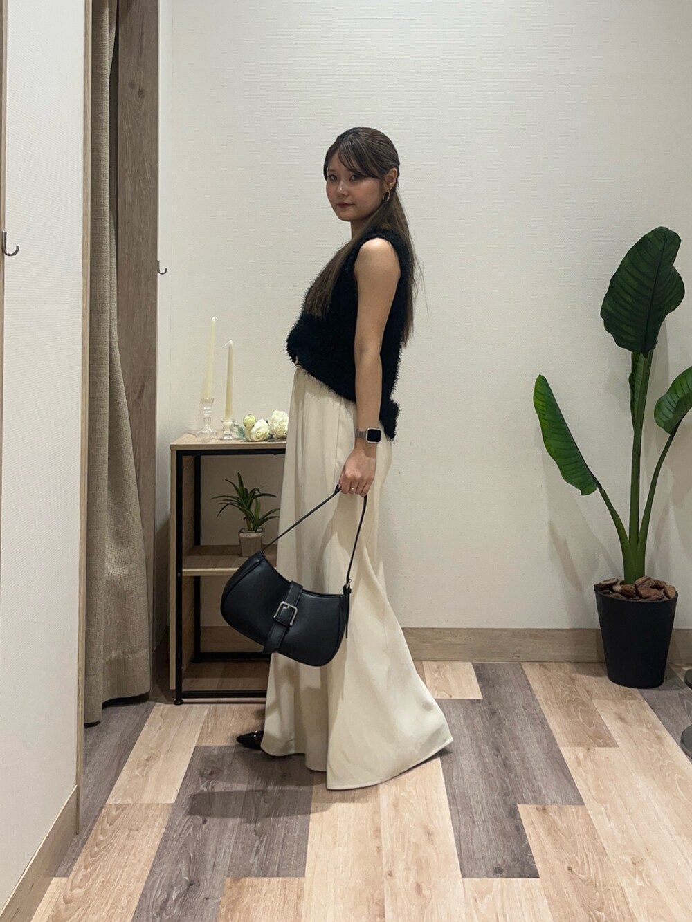 ホワイト系のスカート、ブラック系のボストンバッグ、ブラック系のサンダルを着用したレディースの夏コーディネートの4枚目の写真