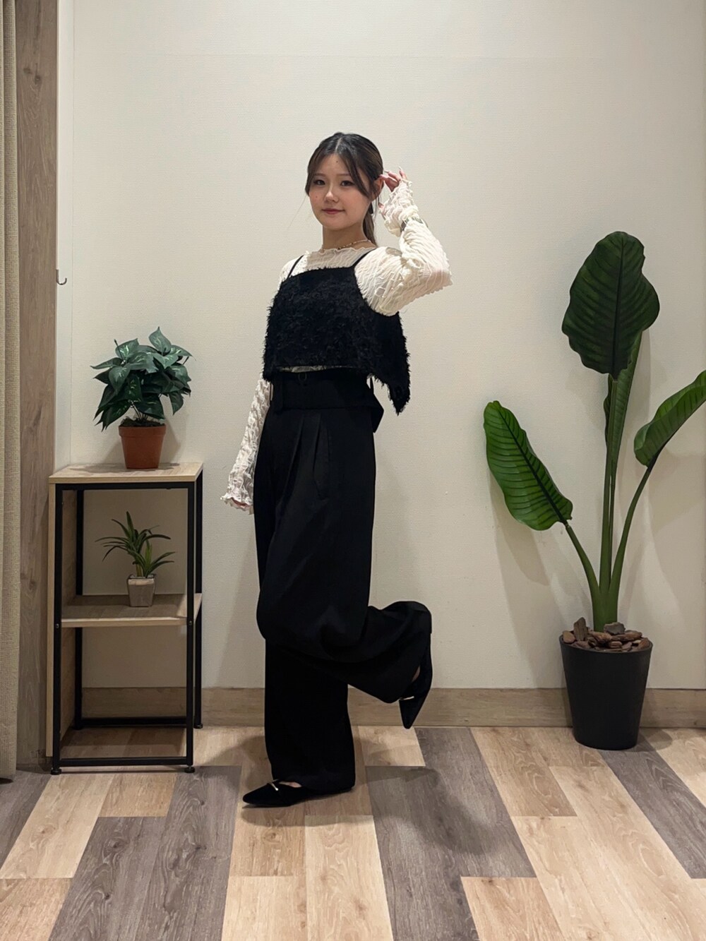 ブラック系のスラックス、ブラック系のパンプス、ホワイト系のTシャツ/カットソーを着用したレディースの秋コーディネートの5枚目の写真