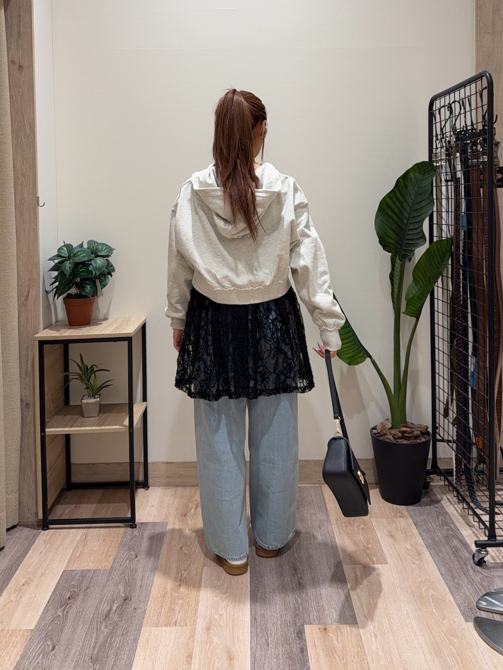 ブルー系のその他パンツ、ブラック系のチュニック、ブラック系のショルダーバッグを着用したレディースの冬コーディネートの5枚目の写真