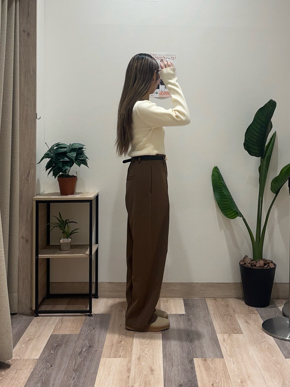 ブラウン系のその他パンツ、ホワイト系のニット/セーター、ブラック系のベルトを着用したレディースの秋コーディネートの3枚目の写真