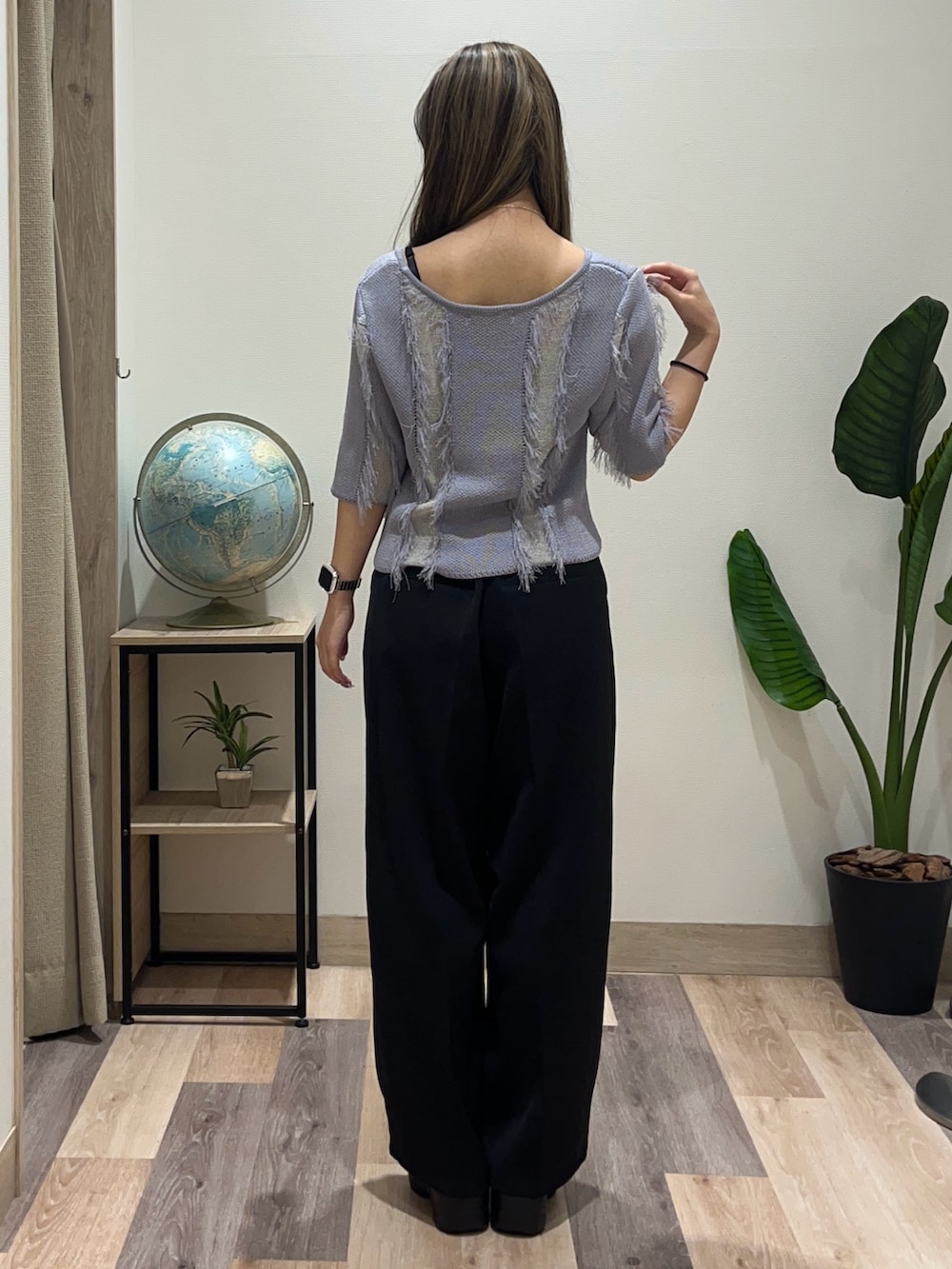 ブラック系のスラックス、ブルー系のカーディガン/ボレロ、ブラック系のベルトを着用したレディースの夏コーディネートの4枚目の写真