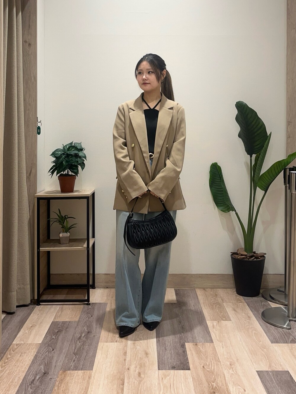 ブルー系のその他パンツ、ブラック系のブーツ、ブラック系のTシャツ/カットソーを着用したレディースの秋コーディネートの2枚目の写真