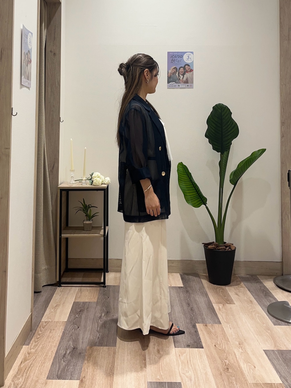 ホワイト系のニット/セーター、ブルー系のテーラードジャケット、ホワイト系のスカートを着用したレディースの夏コーディネートの2枚目の写真