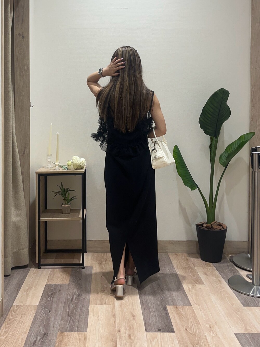 ブラック系のワンピース、ブラック系のTシャツ/カットソーを着用したレディースの夏コーディネートの3枚目の写真