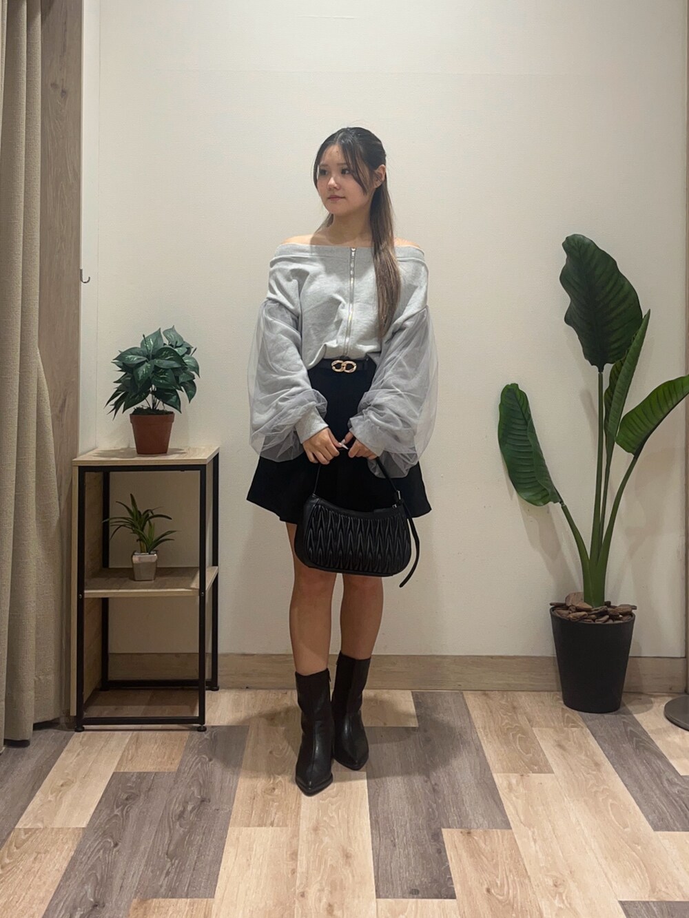 ブラック系のその他パンツ、ブラック系のブーツ、グレー系のTシャツ/カットソーを着用したレディースの秋コーディネートの2枚目の写真