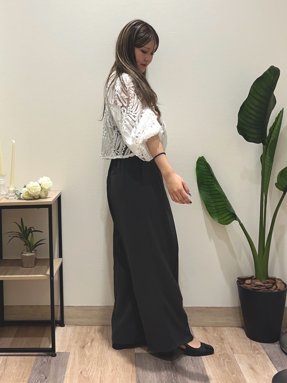 ホワイト系のシャツ/ブラウス、グレー系のスラックス、ブラック系のベルトを着用したレディースの夏コーディネートの3枚目の写真