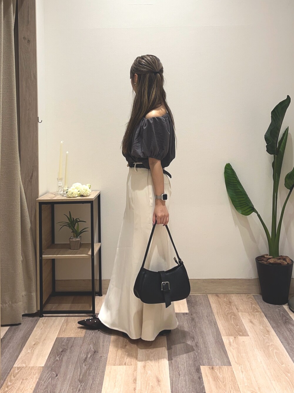 グレー系のつなぎ/オールインワン、ブラック系のサンダル、ホワイト系のスカートを着用したレディースの夏コーディネートの5枚目の写真
