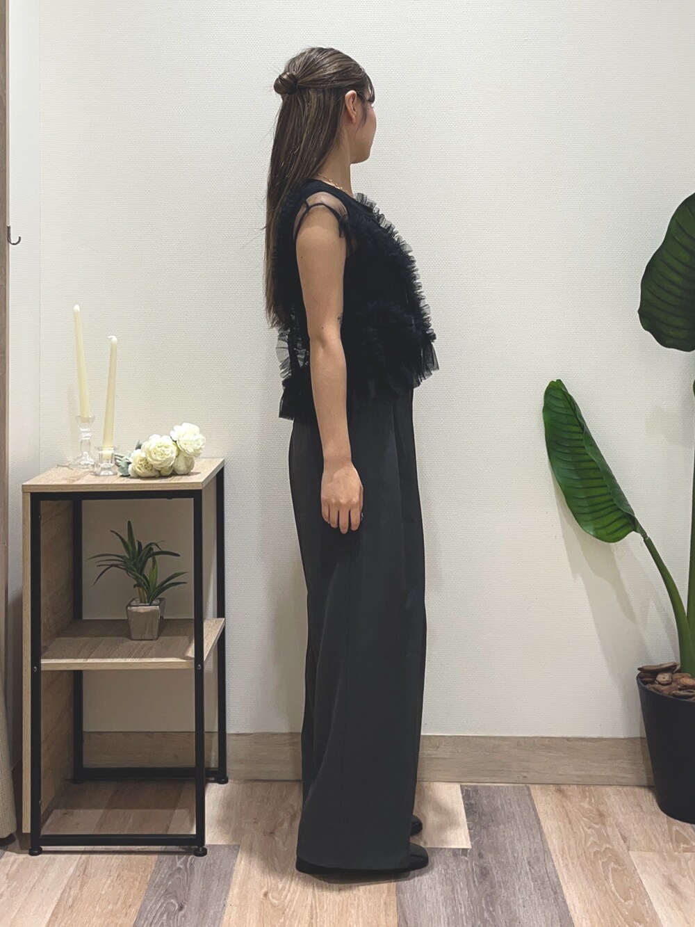 グレー系のスラックス、ブラック系のTシャツ/カットソー、ブラック系のベルトを着用したレディースの夏コーディネートの3枚目の写真