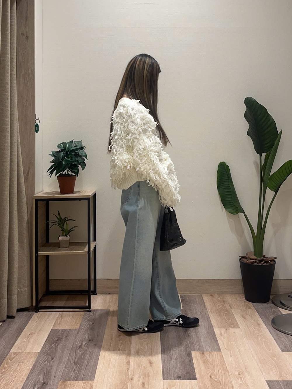 ブルー系のその他パンツ、ホワイト系のカーディガン/ボレロを着用したレディースの秋コーディネートの3枚目の写真