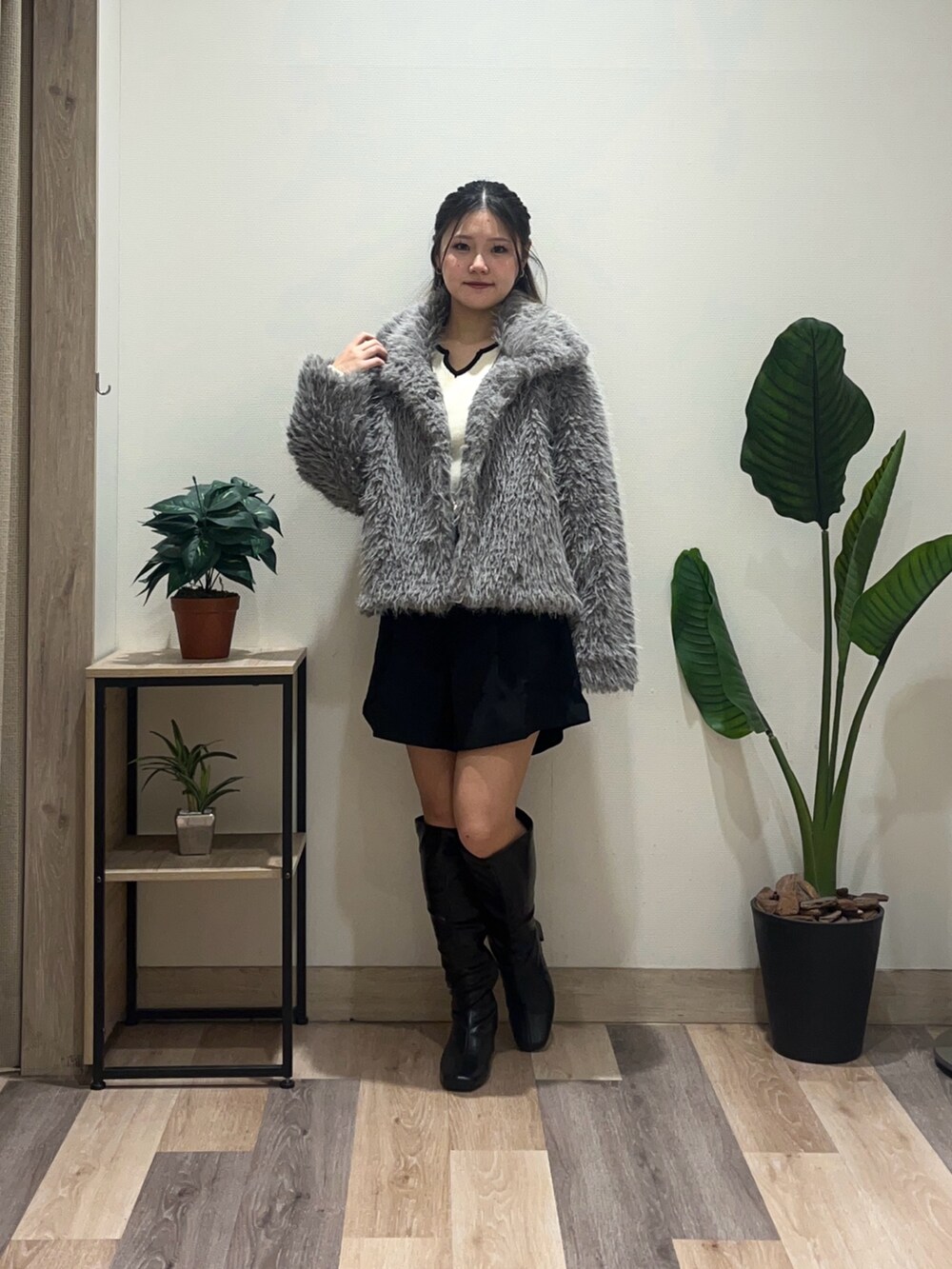 ホワイト系のニット/セーター、グレー系のブルゾン、ブラック系のブーツを着用したレディースの秋コーディネートの2枚目の写真