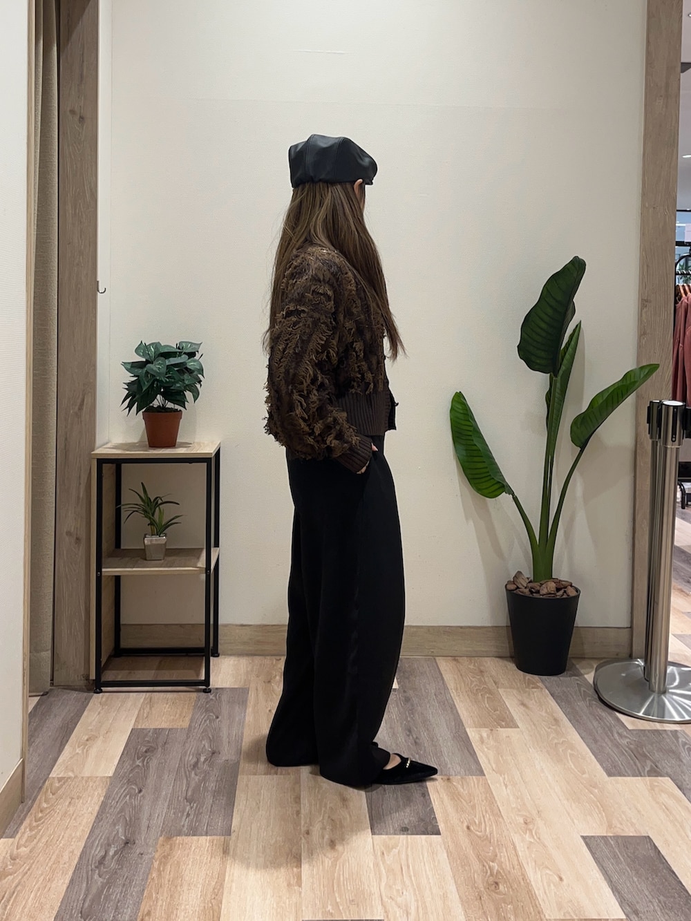 ホワイト系のTシャツ/カットソー、ブラック系のその他パンツ、ブラウン系のカーディガン/ボレロを着用したレディースの秋コーディネートの3枚目の写真