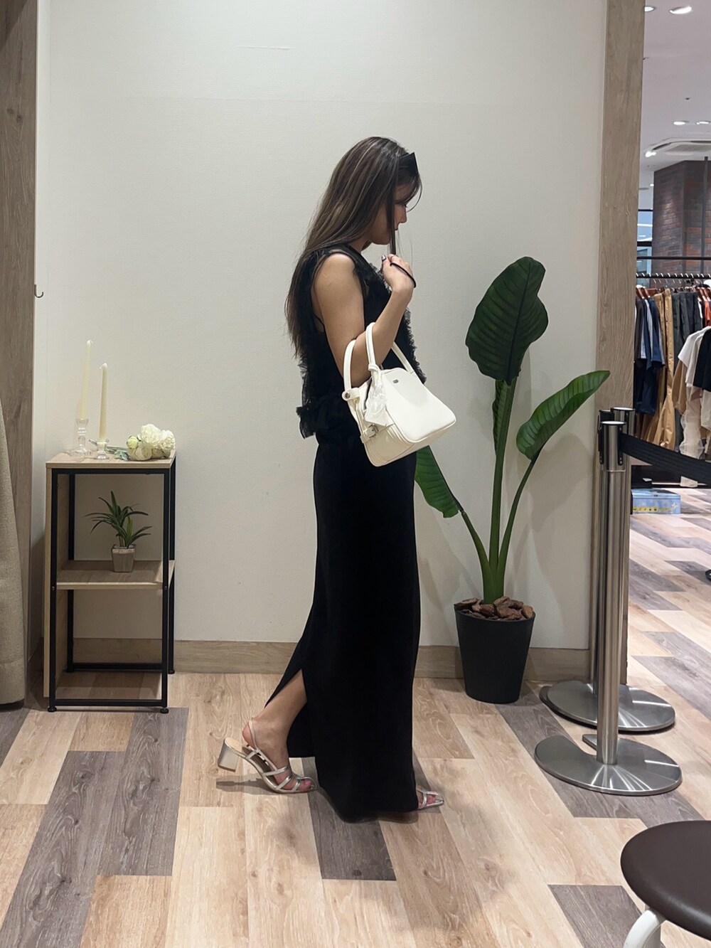 ブラック系のワンピース、ブラック系のTシャツ/カットソーを着用したレディースの夏コーディネートの2枚目の写真