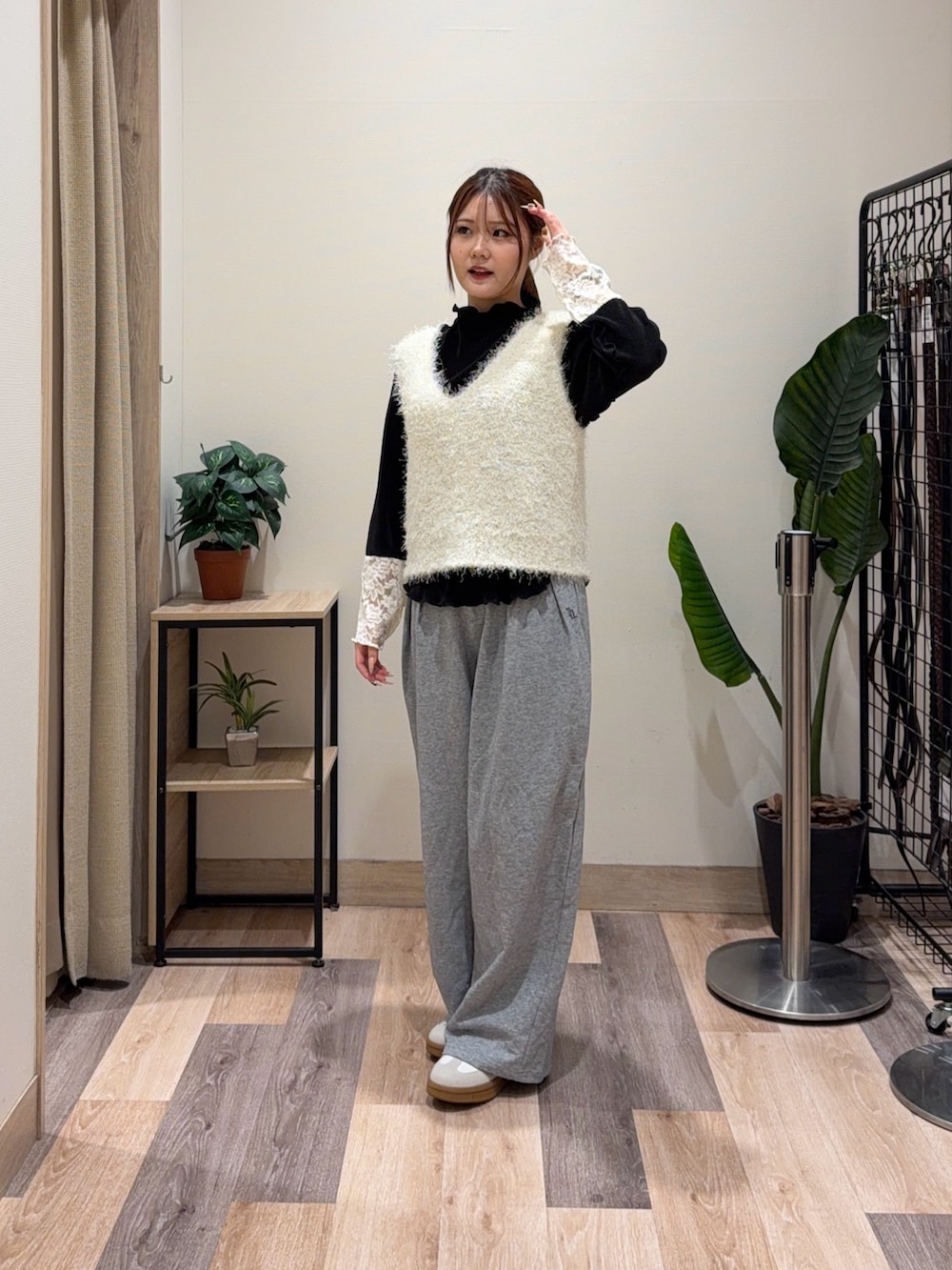 グレー系のその他パンツ、ホワイト系のニット/セーター、ホワイト系のTシャツ/カットソーを着用したレディースの春コーディネートの5枚目の写真