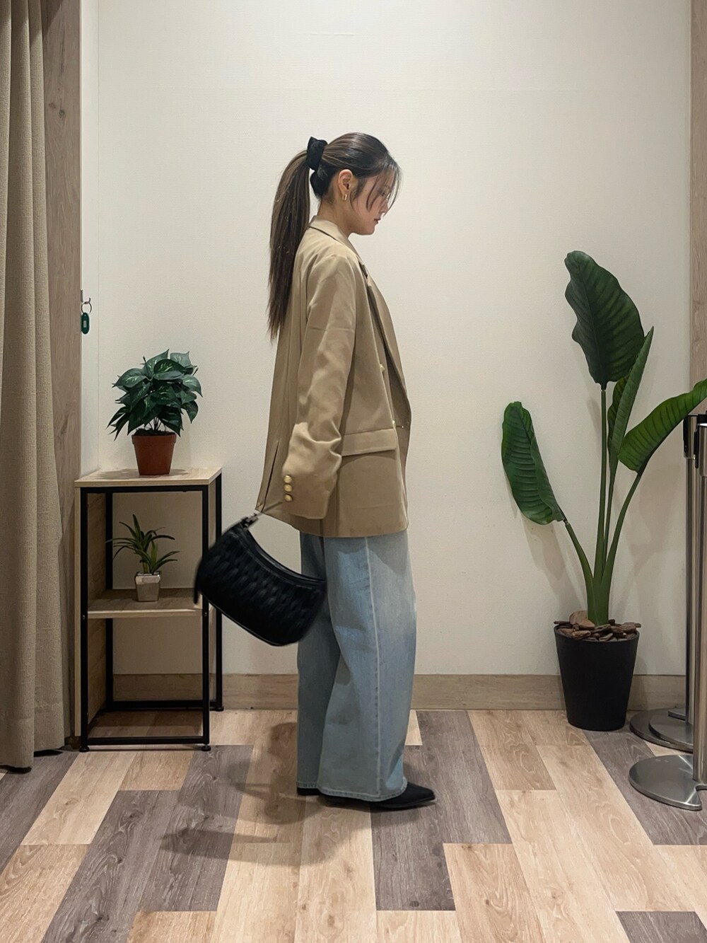 ブルー系のその他パンツ、ブラック系のブーツ、ブラック系のTシャツ/カットソーを着用したレディースの秋コーディネートの3枚目の写真