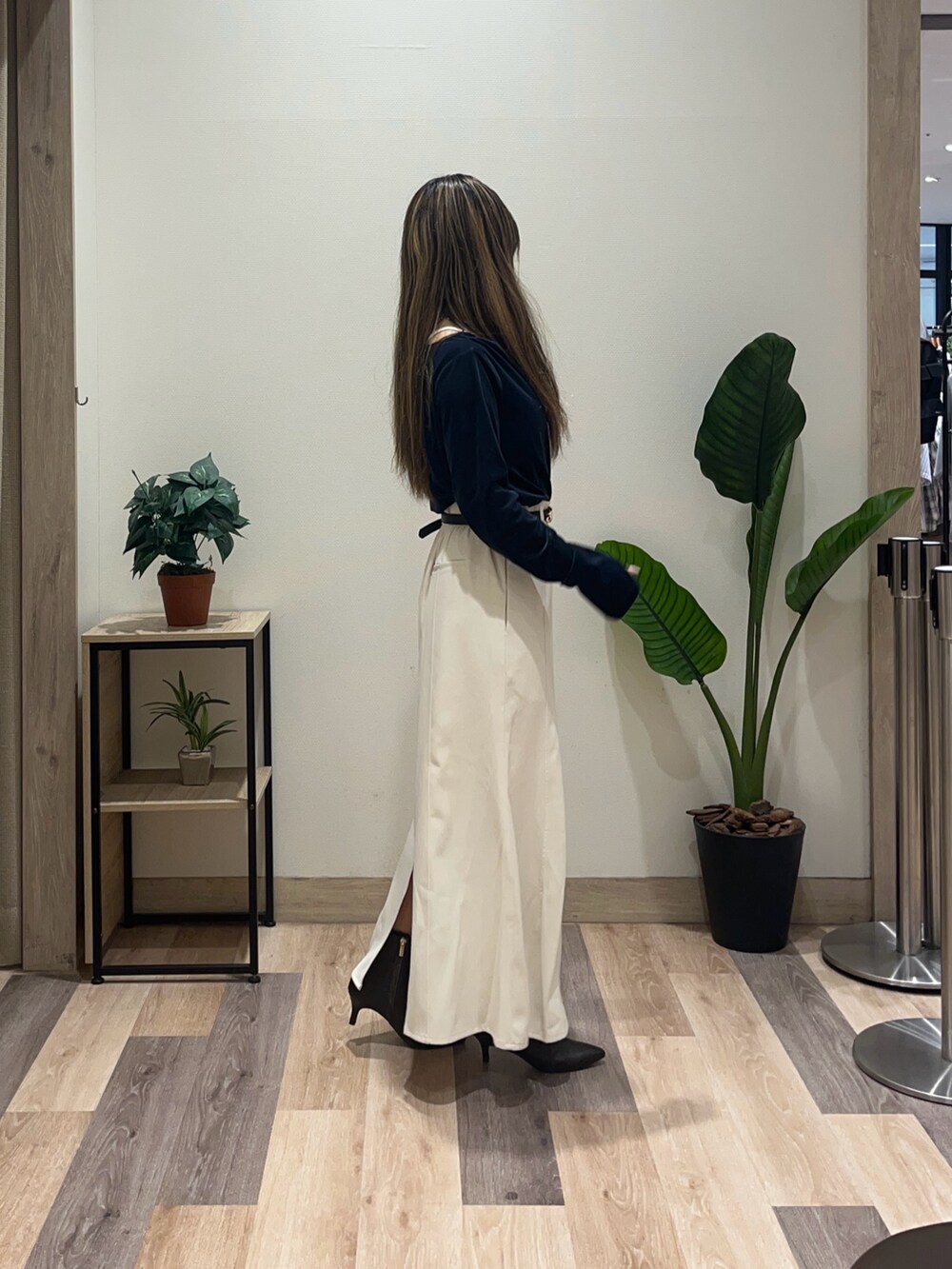 ホワイト系のスカート、ブルー系のTシャツ/カットソー、ブラック系のベルトを着用したレディースの秋コーディネートの2枚目の写真