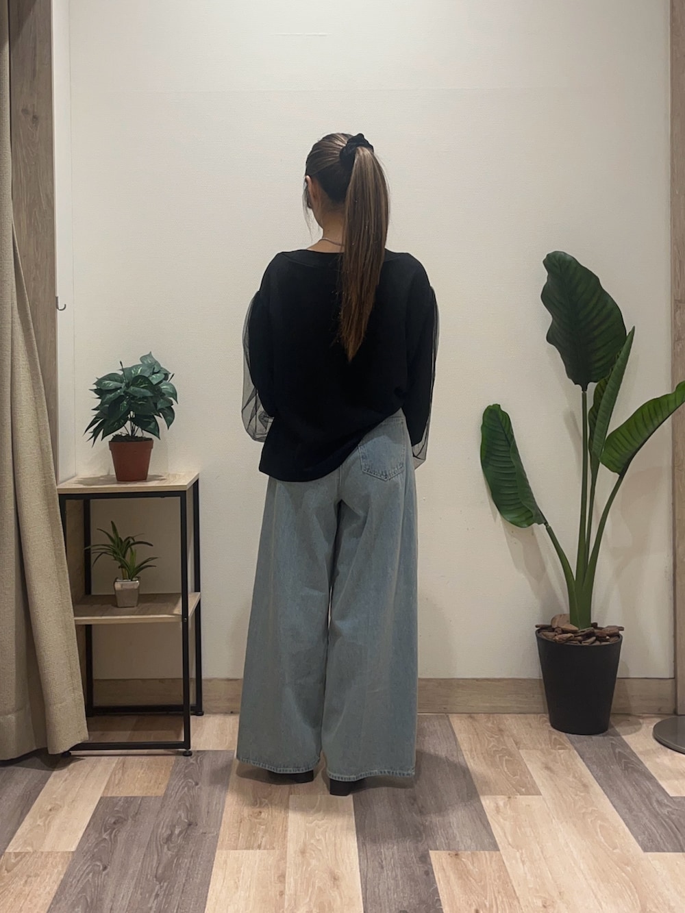 ブルー系のその他パンツ、ブラック系のTシャツ/カットソー、ブラック系のブーツを着用したレディースの秋コーディネートの4枚目の写真