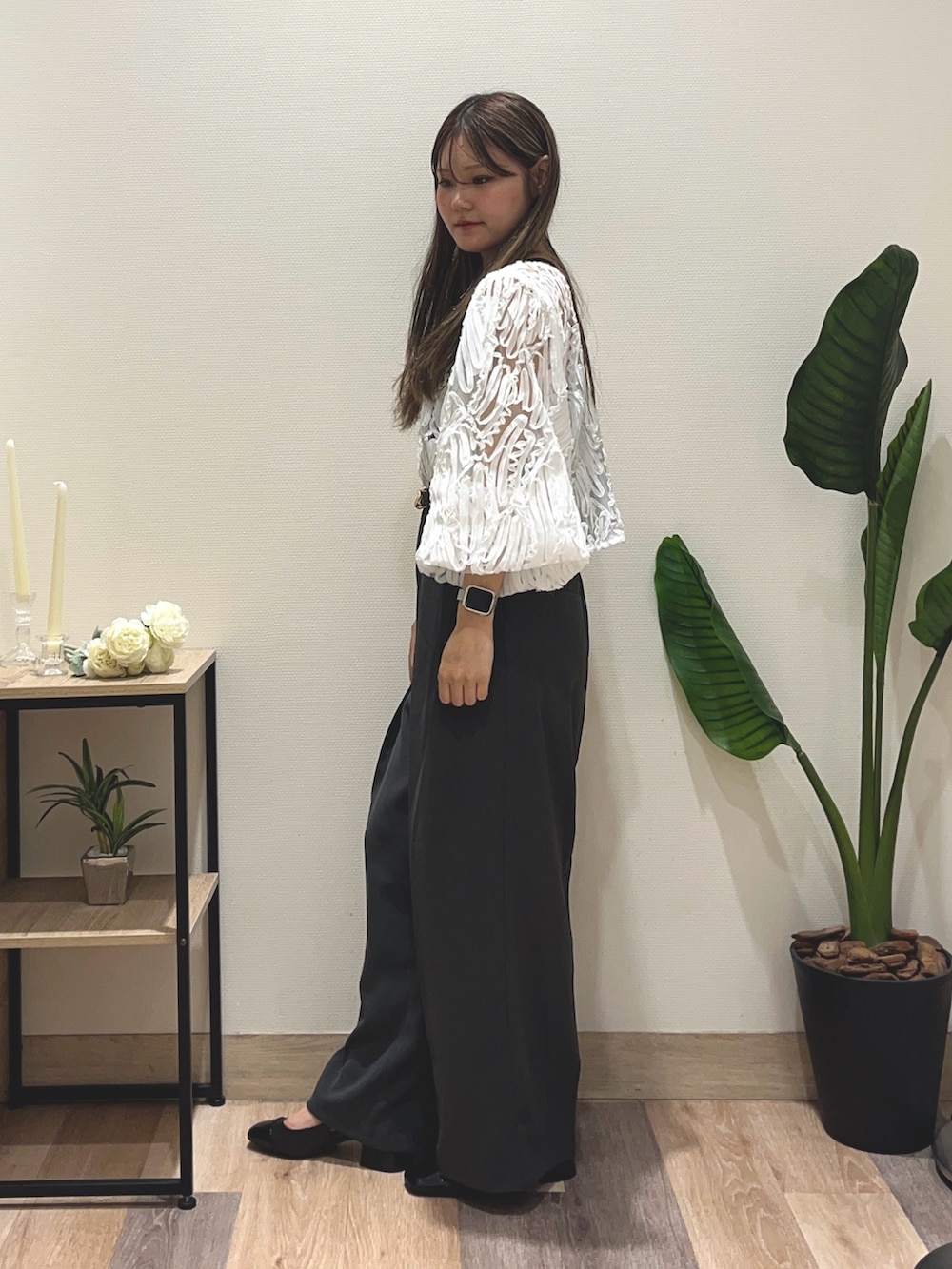 ホワイト系のシャツ/ブラウス、グレー系のスラックス、ブラック系のベルトを着用したレディースの夏コーディネートの2枚目の写真