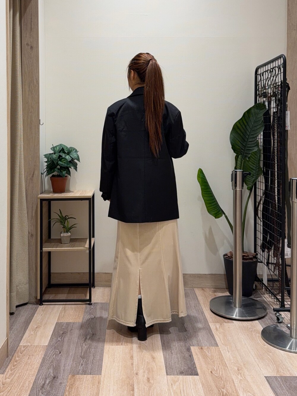 ホワイト系のスカート、ホワイト系のニット/セーター、ブラック系のブーツを着用したレディースの冬コーディネートの3枚目の写真