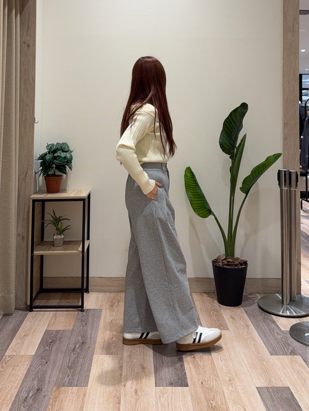 グレー系のその他パンツ、ホワイト系のニット/セーターを着用したレディースの冬コーディネートの2枚目の写真